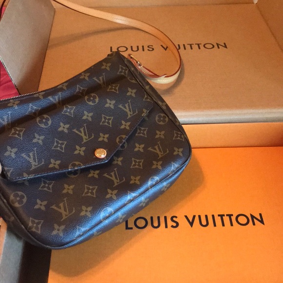 Louis Vuitton Handbags - Louis Vuitton Crossbody mint condition